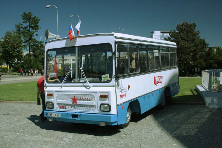 Rekreace ROH: Jak vypadala dovolená za socialismu? Táboráky, tancovačky a ranní rozcvičky pod taktovkou komunistů