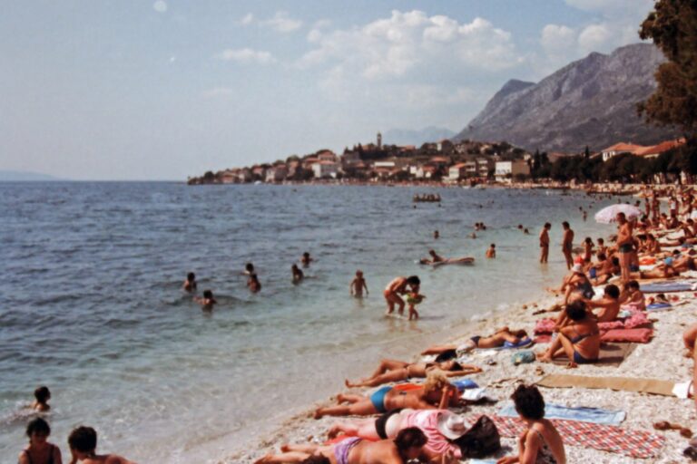 Dovolené v Jugoslávii za socialismu: Vrchol luxusu pro celou rodinu, kultura paštikářů a speciální šedé pasy