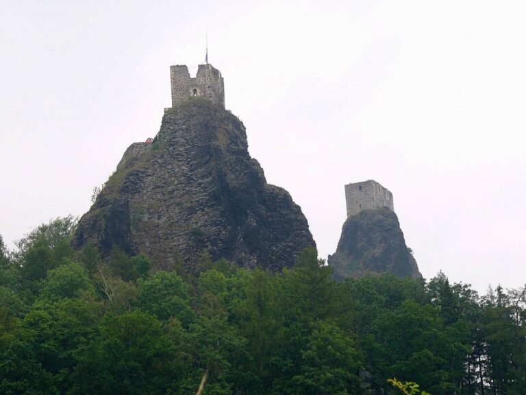 Skryté chodby pod hradem Trosky: Co se skrývá v podzemí symbolu Českého ráje