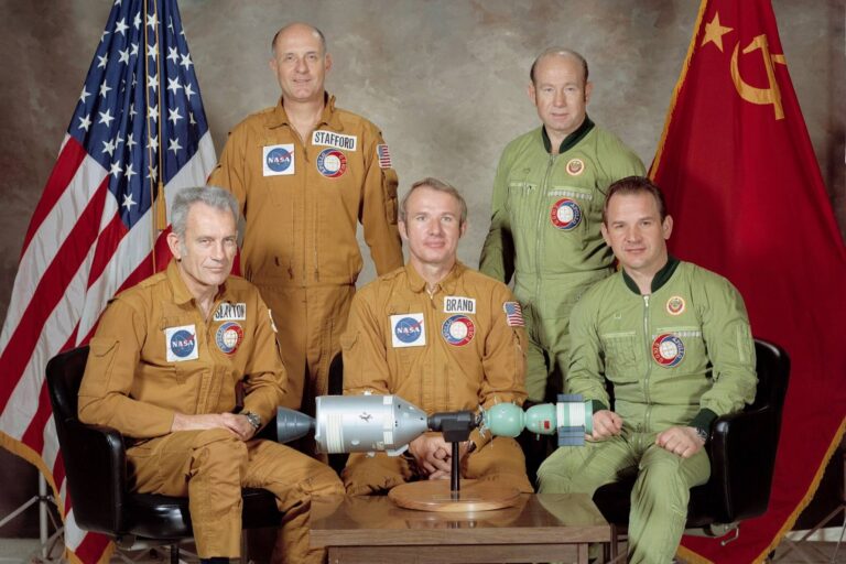 Před 50 lety se spojily lodě USA a SSSR: Let Sojuz–Apollo přepsal dějiny a otevřel cestu k Mezinárodní vesmírné stanici