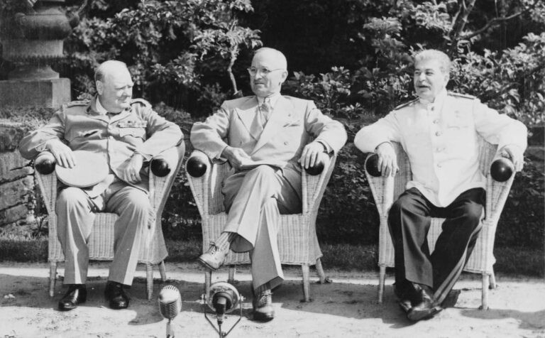 Stalin, Truman a Churchill v Postupimi: Konference, která nakreslila nové hranice světa