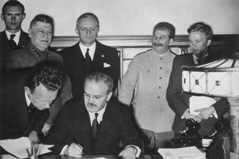 Když si Stalin a Hitler podali ruku: Tajný pakt Molotov-Ribbentrop, který změnil svět