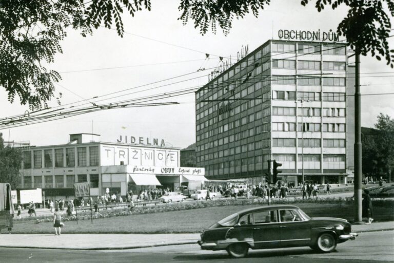 Když se Zlín na 41 let změnil v Gottwaldov: Komunisté chtěli vymazat Baťu a vybudovat výkladní skříň socialismu