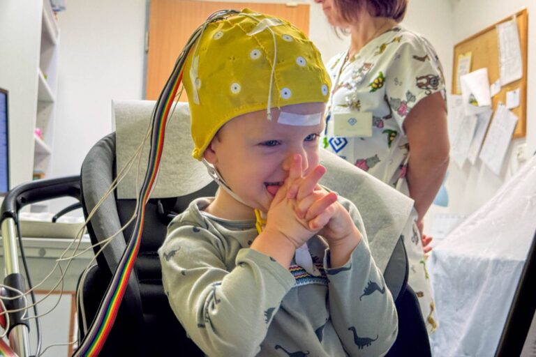 Dítě, které před dvěma lety spojilo Česko: Martínek dnes objevuje svět, který mu lidé pomohli zachránit