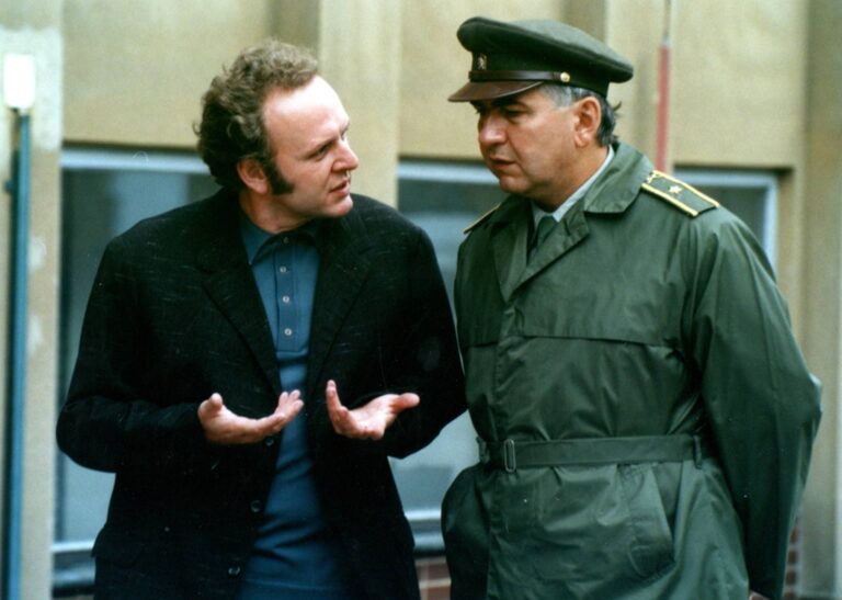 Kultovní Pelíšky nejsou bez chybičky. V některých scénách mizí svetry, mění se ponožky a do záběru lezou mikrofony