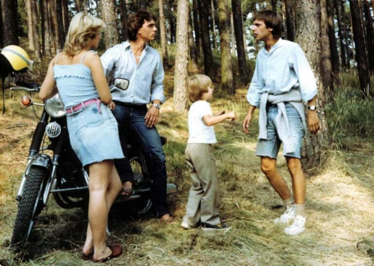 Slunce, seno, jahody slaví 41 let: Cenzura, stížnost drah, muž v posteli, pes Růžičkové a rodinné vazby