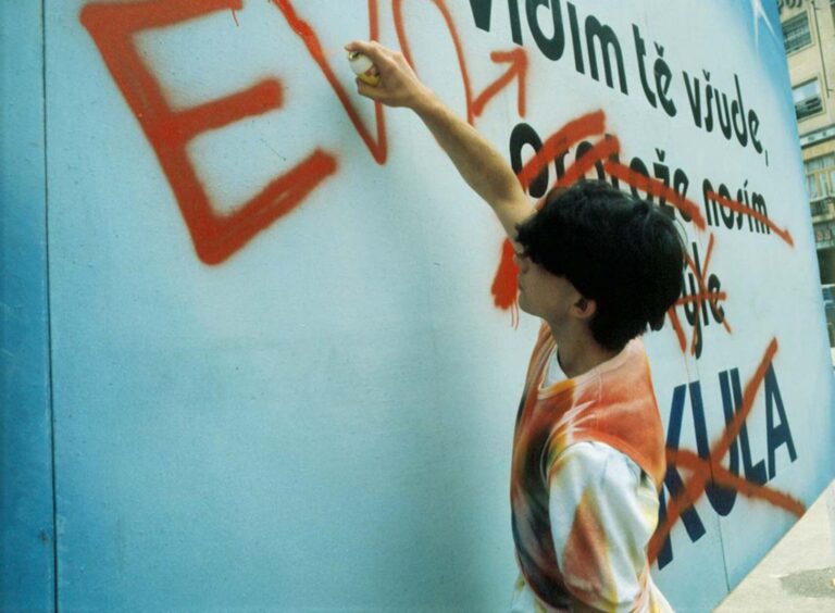 Discopříběh a chyby, které tvůrcům unikly: Mizející plachta i čepice a kde vzal Jirka občanku, když běžel nahý