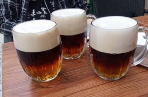 2048px-Beer_mix_Prague 1 | kroniQa Pivo, FOTO: Shabicht, CC BY-SA 4.0, via Wikimedia Commons