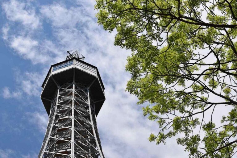 Petřín byl kdysi místem rituálů, kde lidé viděli tváře v plamenech. Hitler chtěl rozhlednu nechat zbourat