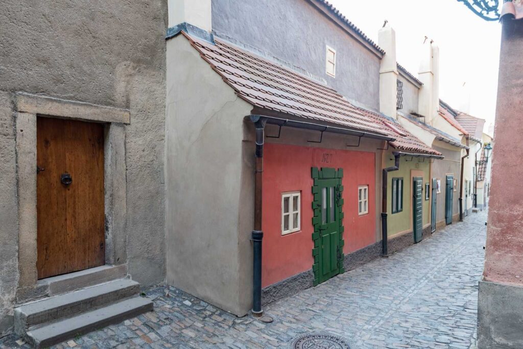 Zlatá ulička, Praha, FOTO: <a href="https://commons.wikimedia.org/wiki/File:Praha_1,_Pra%C5%BEsk%C3%BD_hrad,_Zlat%C3%A1_uli%C4%8Dka_u_Daliborky_27,_26_20170807_001.jpg">Tilman2007</a>, <a href="https://creativecommons.org/licenses/by-sa/4.0">CC BY-SA 4.0</a>, via Wikimedia Commons