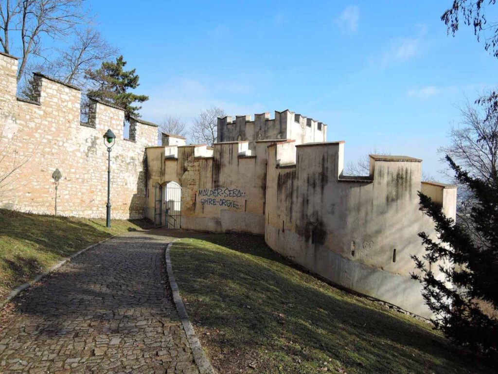 Petřín - Hladová zeď, FOTO: <a href="https://commons.wikimedia.org/wiki/File:Praha,_Mal%C3%A1_Strana,_Pet%C5%99%C3%ADnsk%C3%A9_skalky,_Hladov%C3%A1_ze%C4%8F,_01.jpg">Daniel Baránek</a>, <a href="https://creativecommons.org/licenses/by-sa/4.0">CC BY-SA 4.0</a>, via Wikimedia Commons