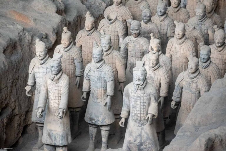 Terakotová armáda přes 2000 let střežila svého císaře. Jeho hrobka je dodnes zapečetěná a nikdo ji nechce otevřít