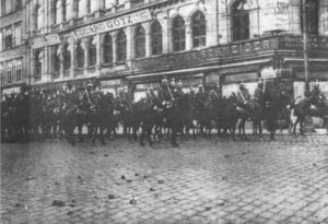 Dragouni v pohotovosti při potlačování demonstrace (1905), FOTO: Dějiny Československa, Public domain, via Wikimedia Commons
