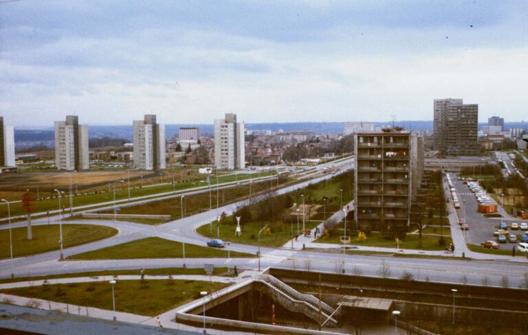 Bydlení za socialismu: Stěny, jeleni v říji a porcelán všude kolem. TONky se vrací do módy