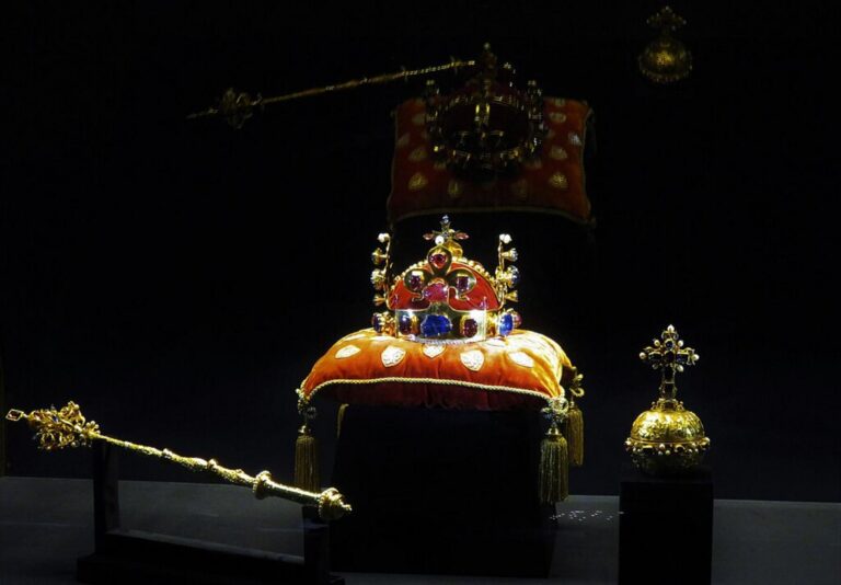 Operace KFC: Jak Česko v roce 1938 tajně odvezlo klenoty z Pražského hradu