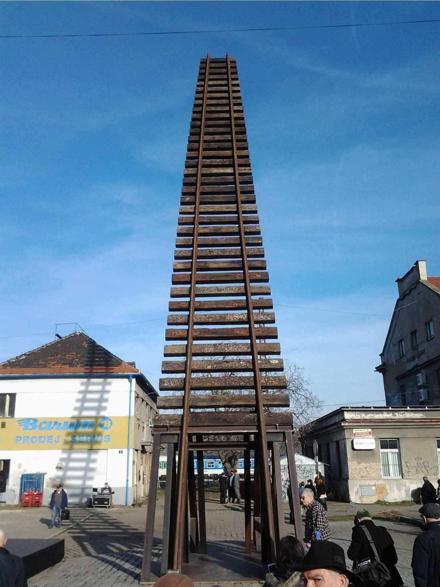 1024px-PamatnikTichaAlesVesely2015 1 1 | kroniQa Památník ticha, FOTO: <a href="https://commons.wikimedia.org/wiki/File:PamatnikTichaAlesVesely2015.jpg">Mojmir Churavy</a>, <a href="https://creativecommons.org/licenses/by-sa/4.0">CC BY-SA 4.0</a>, via Wikimedia Commons