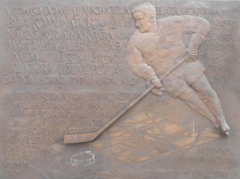 Mistři světa za mřížemi. Před 75 lety komunisté zlomili hokejové hrdiny národa