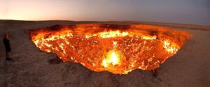 Brána do pekla, kráter na území Turkmenistánu uprostřed pouště Karakum nedaleko oázy Darvaza, ve kterém od roku 1971 hoří unikající zemní plyn, FOTO: © Tormod Sandtorv / Darvasa gas crater panorama