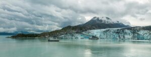 2048px-Glaciar_Lamplugh_Parque_Nacional_Bahía_del_Glaciar_Alaska_Estados_Unidos_2017-08-19_DD_134 1 | kroniQa Aljaška, FOTO: Diego Delso, CC BY-SA 4.0, via Wikimedia Commons