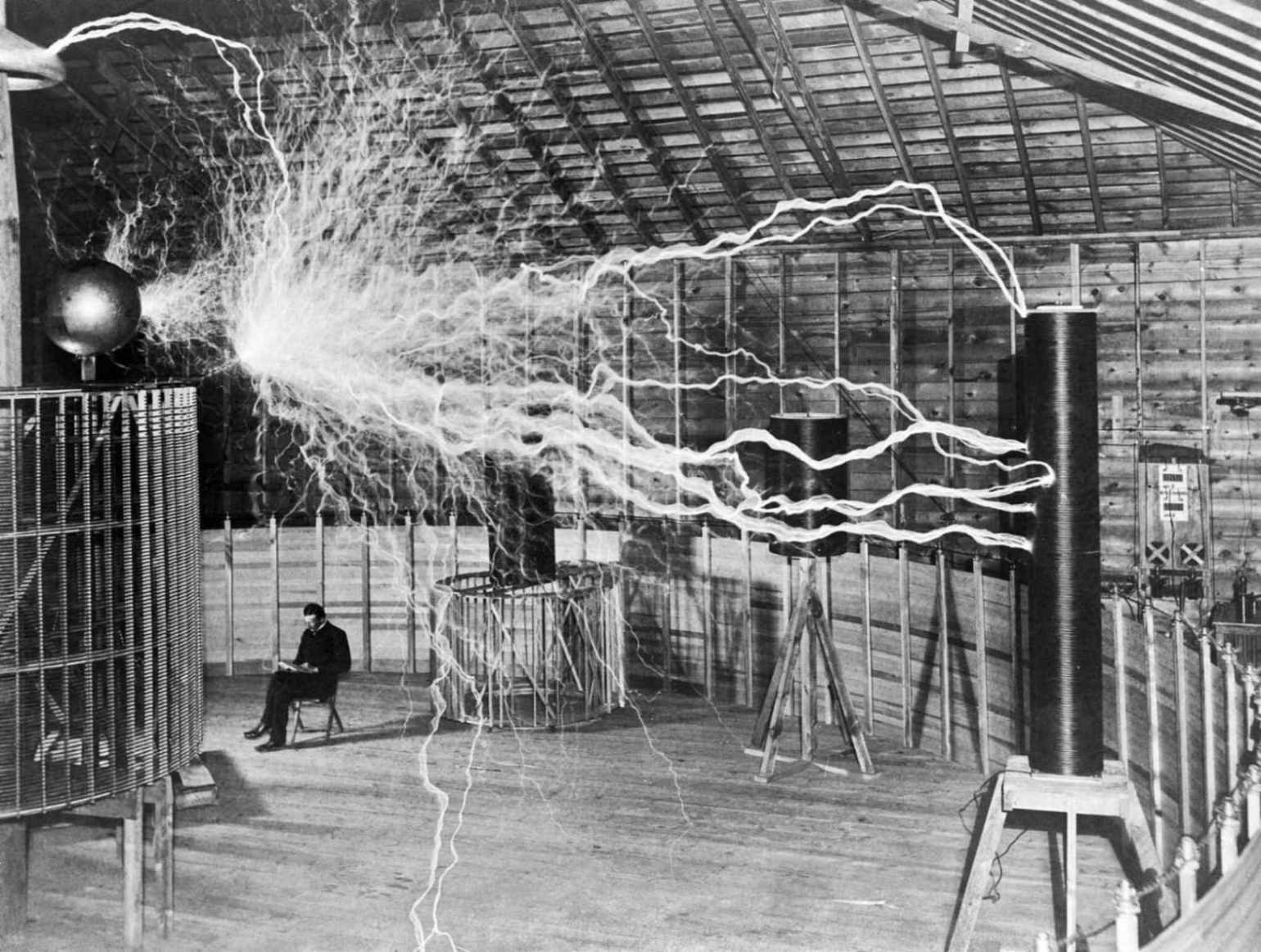 2048px-Nikola_Tesla_with_his_equipment_Wellcome_M0014782_-_restoration2 1 1 1 1 | kroniQa Nikola Tesla, FOTO: <a href="https://commons.wikimedia.org/wiki/File:Nikola_Tesla,_with_his_equipment_Wellcome_M0014782_-_restoration2.jpg">See page for author</a>, Public domain, via Wikimedia Commons
