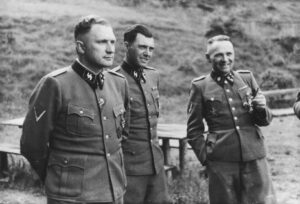 2048px-Richard_Baer_Josef_Mengele_Rudolf_Hoess_Auschwitz_Album_Höcker 1 | kroniQa Richard Baer, Josef Mengele a Rudolf Hoess, FOTO: Bernhard Walther or Ernst Hofmann or Karl-Friedrich Höcker, Public domain, via Wikimedia Commons
