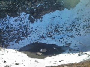 2048px-Roopkund_Trishul_Himalayas-1 | kroniQa