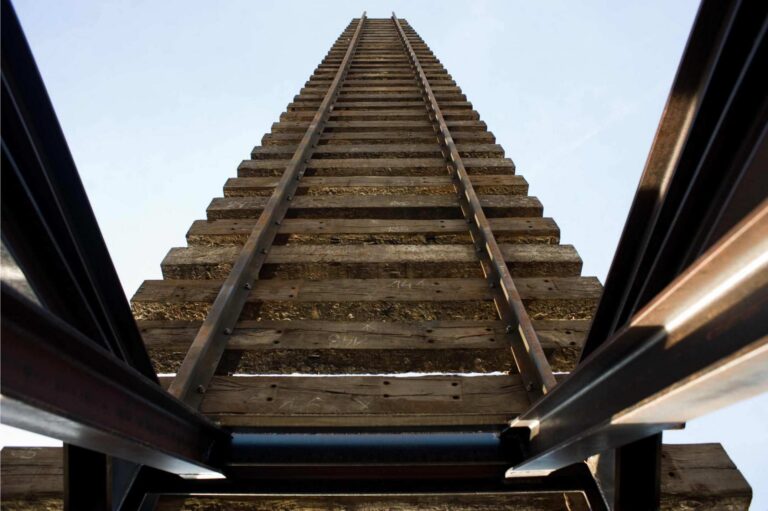 Ticho, které zůstalo. Bubny po 84 letech znovu připomínají první židovský transport z Prahy