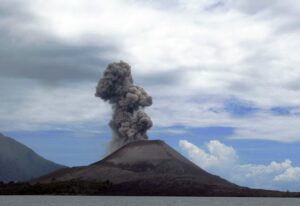 Sopka Krakatoa v Indonésii, FOTO: flydime, CC BY 2.0, via Wikimedia Commons