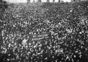 Manifestace_v_Kladně_14_října_1918 1 1 1 1 | kroniQa Manifestace - Kladno 14. října 1918, FOTO: Dějiny Československa, vydavatelství Orbis, 1961, Public domain, via Wikimedia Commons