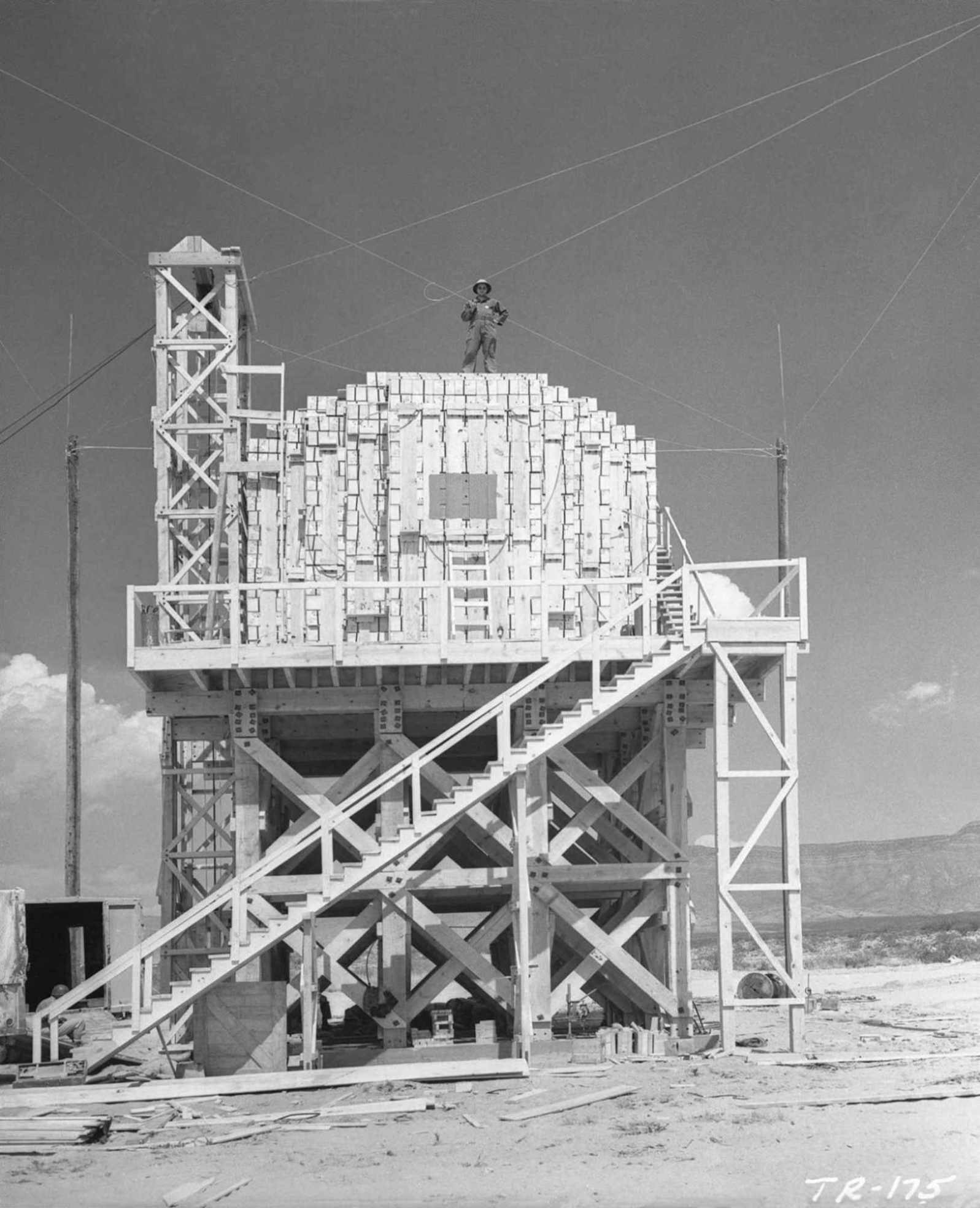 Trinity_Test_-_100_Ton_Test_-_High_Explosive_Stack_001 1 1 1 1 | kroniQa Test Trinity, FOTO: <a href="https://commons.wikimedia.org/wiki/File:Trinity_Test_-_100_Ton_Test_-_High_Explosive_Stack_001.jpg">Courtesy of US Defense Threat Reduction Agency</a>, Public domain, via Wikimedia Commons