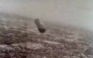 UFO_photographed_by_Italian_pilot_Giancarlo_Cecconi_1979 1 | kroniQa UFO, které vyfotografoval v roce 1979 italský pilot, FOTO: Italian pilot Marshal Giancarlo Cecconi in June 1979, Public domain, via Wikimedia Commons