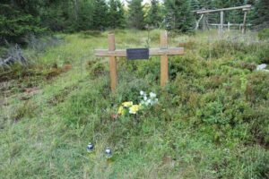 Jizerské hory - křížek Jiřího Haby a Tomáše Hübnera, FOTO: Jan Polák, CC BY-SA 3.0, via Wikimedia Commons