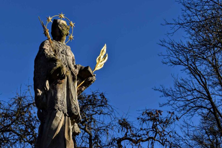 Jan Nepomucký byl mučen Václavem IV. a shozen do Vltavy. Jeho tělo prý našli podle hvězd nad hladinou