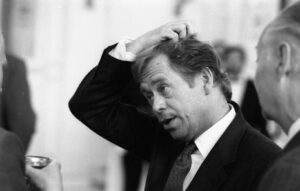 Václav Havel (1990), FOTO: Fortepan/Szalay Zoltán, CC BY-SA 3.0, via Wikimedia Commons