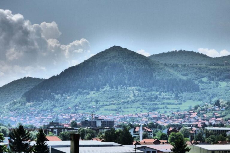 Obrovský útvar u Visoka měří víc než Cheopsova pyramida. Návštěvníci mluví o energii a podzemních chodbách