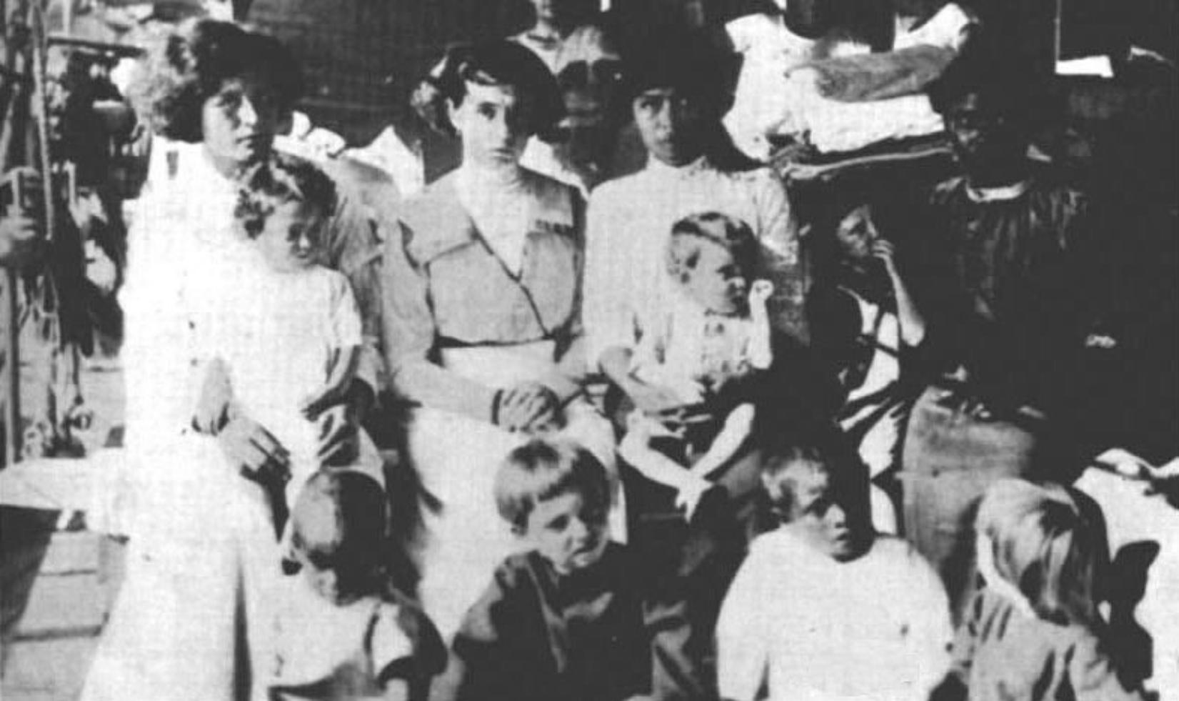 Přeživší z Clippertonu, FOTO: <a href="https://commons.wikimedia.org/wiki/File:SobrevivientesClipperton.jpg">See page for author</a>, Public domain, via Wikimedia Commons