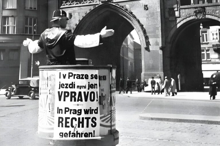 86 let jízdy vpravo: Mýtus o Hitlerovi a český paradox