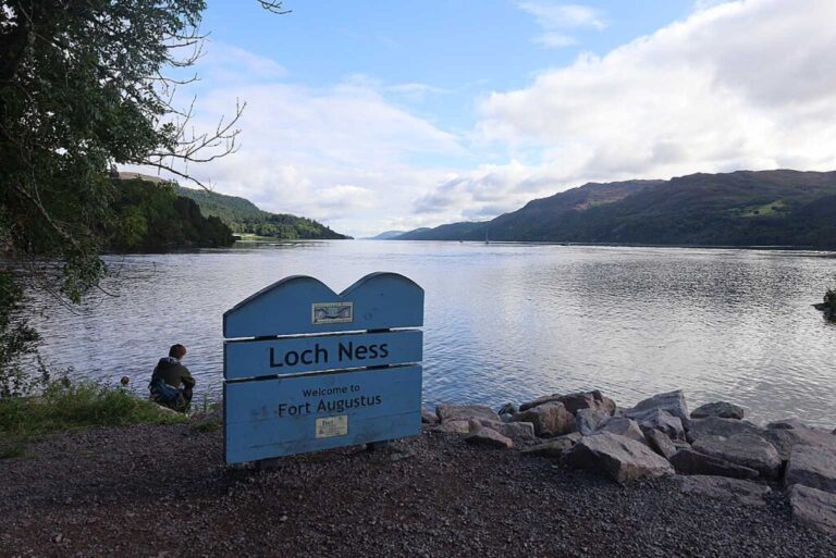 Příběh jezera Loch Ness a jeho příšery se začal psát už v 6. století. Nová videa z roku 2025 znovu rozvířila debatu