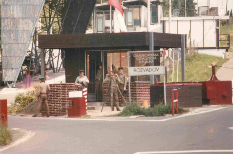 Cvaknutí drátu, které změnilo Evropu. Před 36 lety padla železná opona, ministři si ale napřed střihli rekvizitu