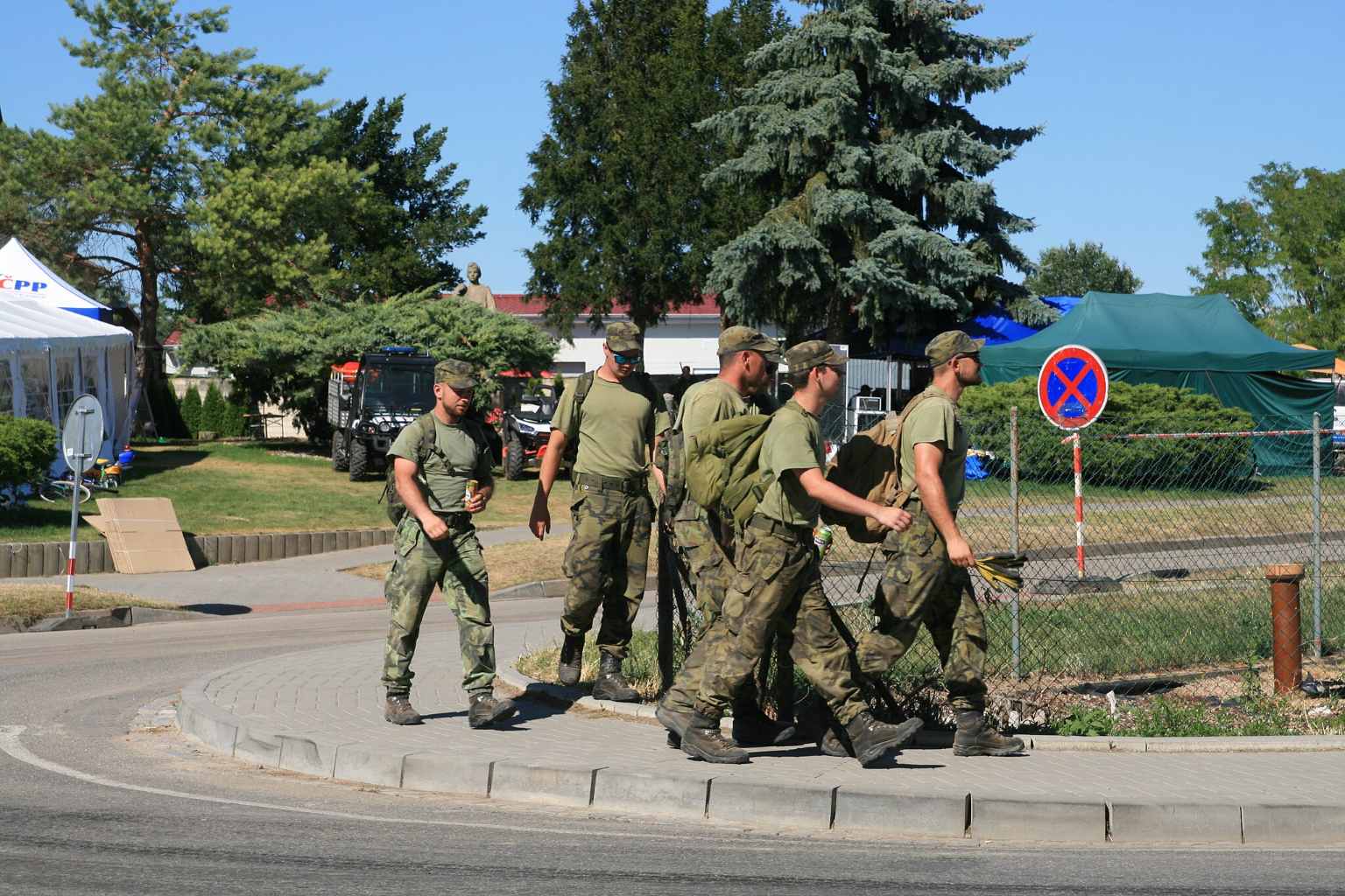 Vojáci, FOTO: <a href="https://commons.wikimedia.org/wiki/File:Hru%C5%A1ky_after_tornado_strike_2021-07-06_1397.jpg">This photo is a work by Martin Strachoň (Bazi).When reusing, please credit me as: Martin Strachoň / Wikimedia Commons. I would appreciate being notified if you use my work outside Wikimedia.Do not copy this image illegally by ignoring the terms of the license below, as it is not in the public domain.More of my work can be found in my personal gallery.čeština |English |slovenčina |русский |+/−</a>, <a href="https://creativecommons.org/licenses/by-sa/4.0">CC BY-SA 4.0</a>, via Wikimedia Commons