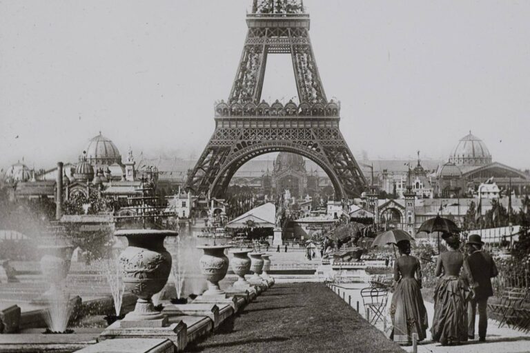 Měla stát jen 20 let. Nenáviděnou Eiffelovku chtěli Pařížané rozebrat do šrotu, zachránil ji válečný trik