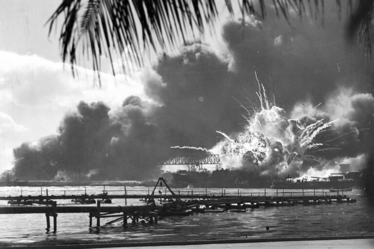 Krvavé ráno v Pearl Harboru. Japonci před 84 lety probudili spícího obra, taktický triumf byl jejich osudovou chybou