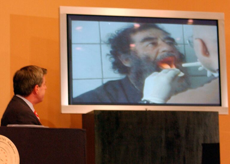 „To je vaše mužství?“, vysmál se katům do očí. Poprava Saddáma Husajna se před 19 lety zvrhla v chaos