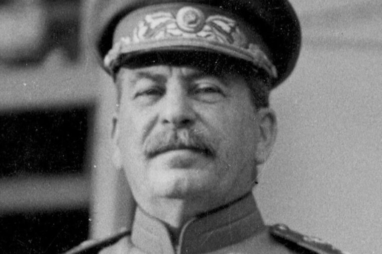 Katyňský podvod a 25 700 rozsudků smrti. Sověti popravovali německými pistolemi, pravdu ukázal až Gorbačov