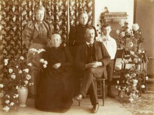 Rodina se fotí s urnou po pohřbu, FOTO: E.J. Briggs, Public domain, via Wikimedia Commons