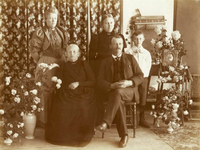 Dříve běžné a nutnost, dnes morbidní. Posmrtné fotky byly často jedinou vzpomínkou