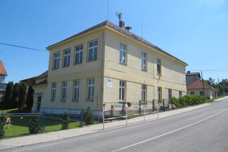 40 let od teroru v Bohučovicích. Létající nábytek a studený oheň StB hodila na dítě