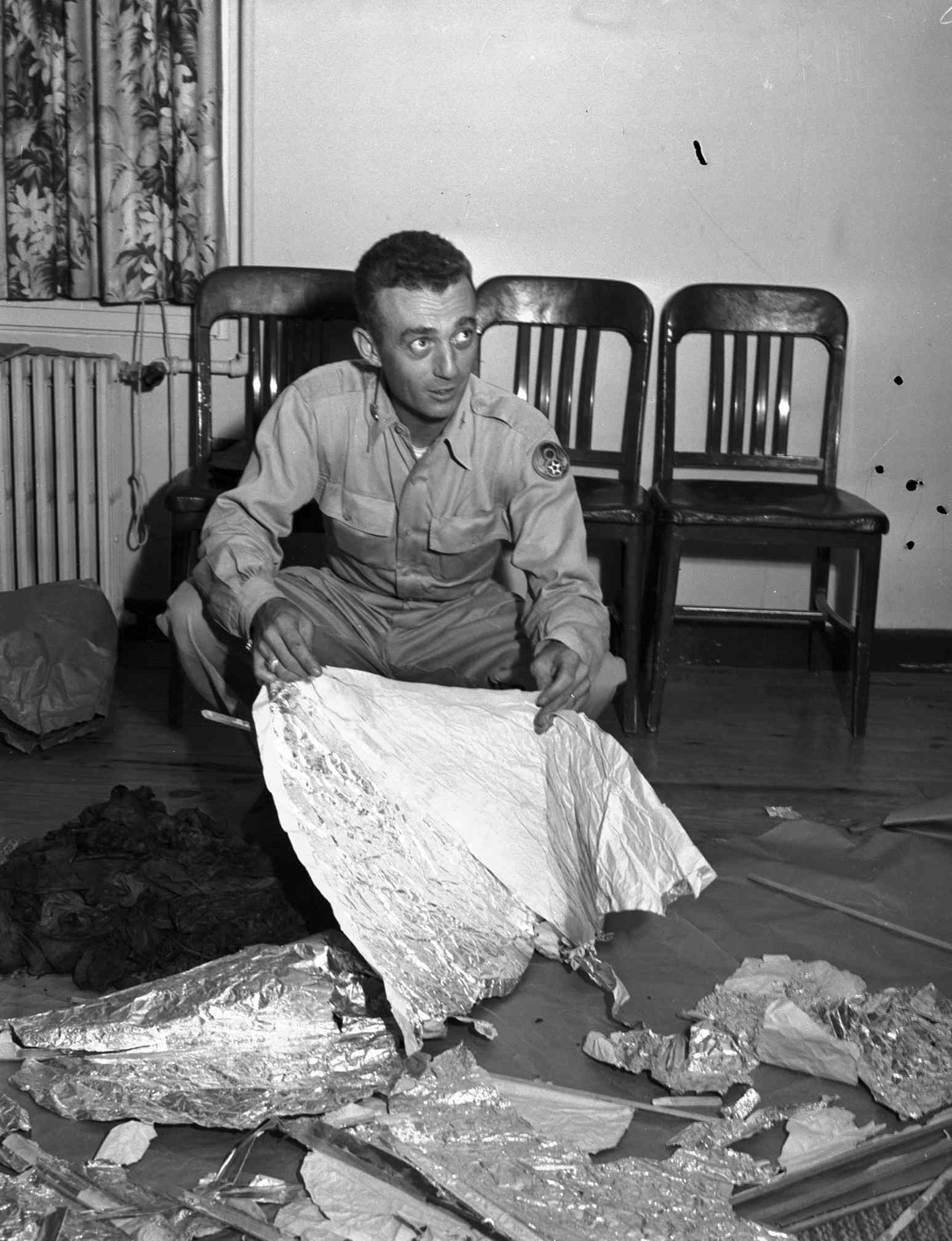 Jesse Marcel, FOTO: <a href="https://commons.wikimedia.org/wiki/File:Marcel-roswell-debris_0.jpg">Fort Worth Star-Telegram</a>, Public domain, via Wikimedia Commons
