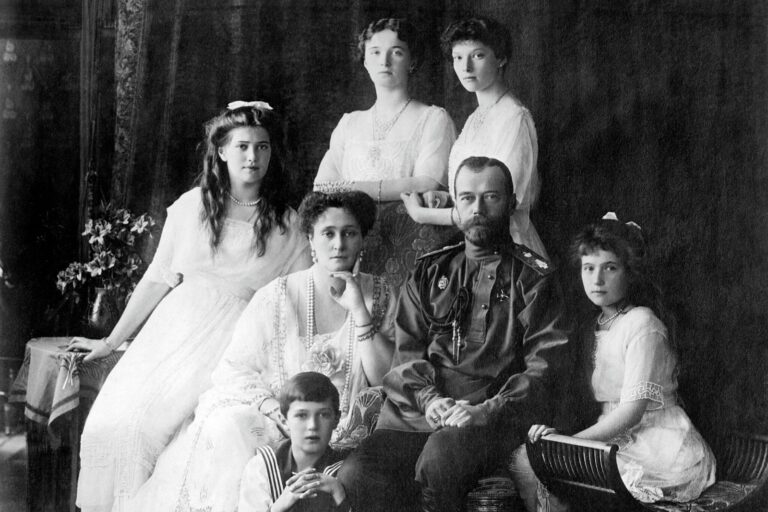 Krvavý konec dynastie Romanovců. Pravdu o kruté popravě celé rodiny odhalily až kosti v bahně