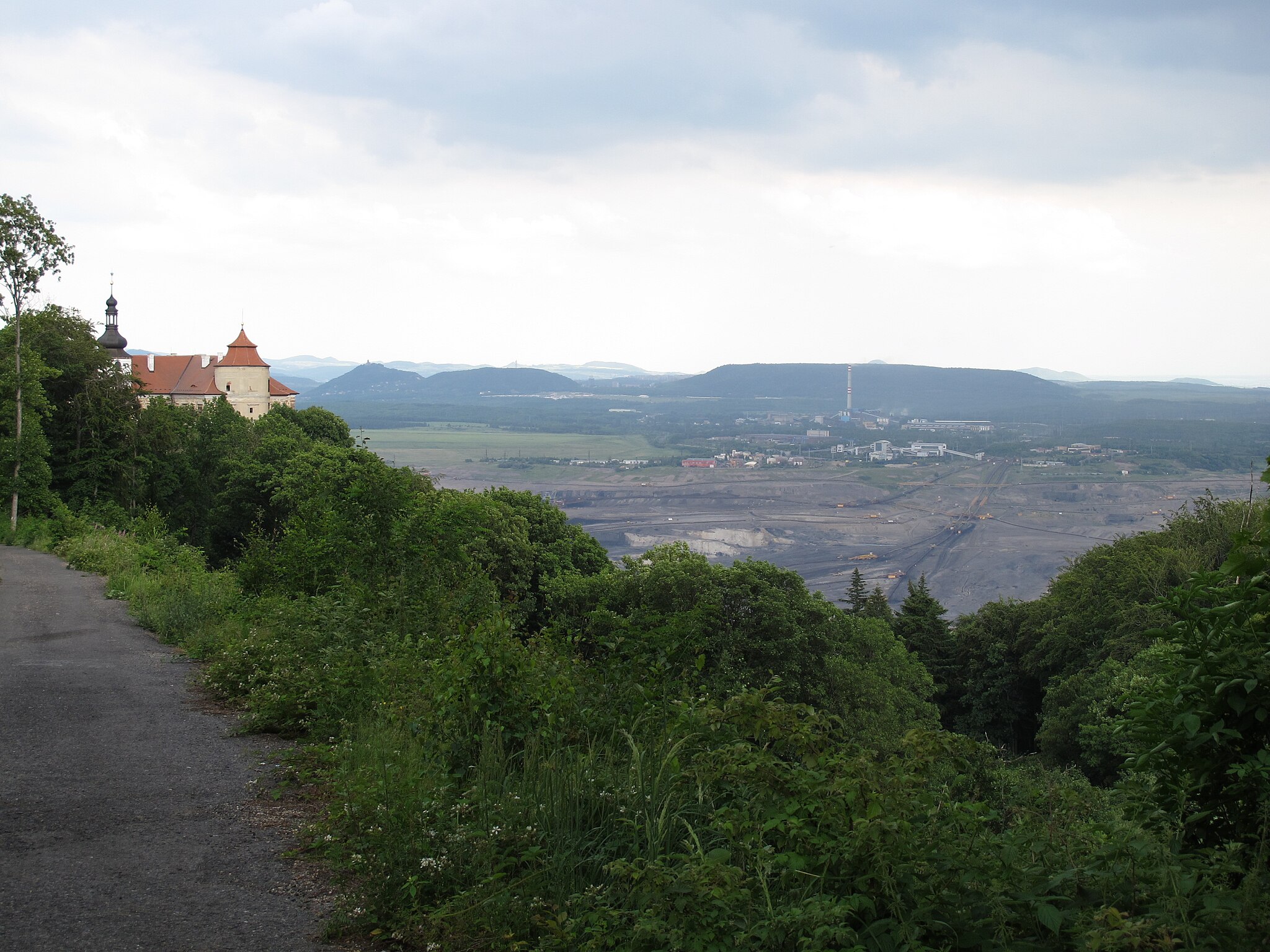 Jezeří a Mostecká pánev, FOTO: <a href="https://commons.wikimedia.org/wiki/File:Jeze%C5%99%C3%AD_a_Mosteck%C3%A1_p%C3%A1nev.JPG">Hadonos</a>, Public domain, via Wikimedia Commons